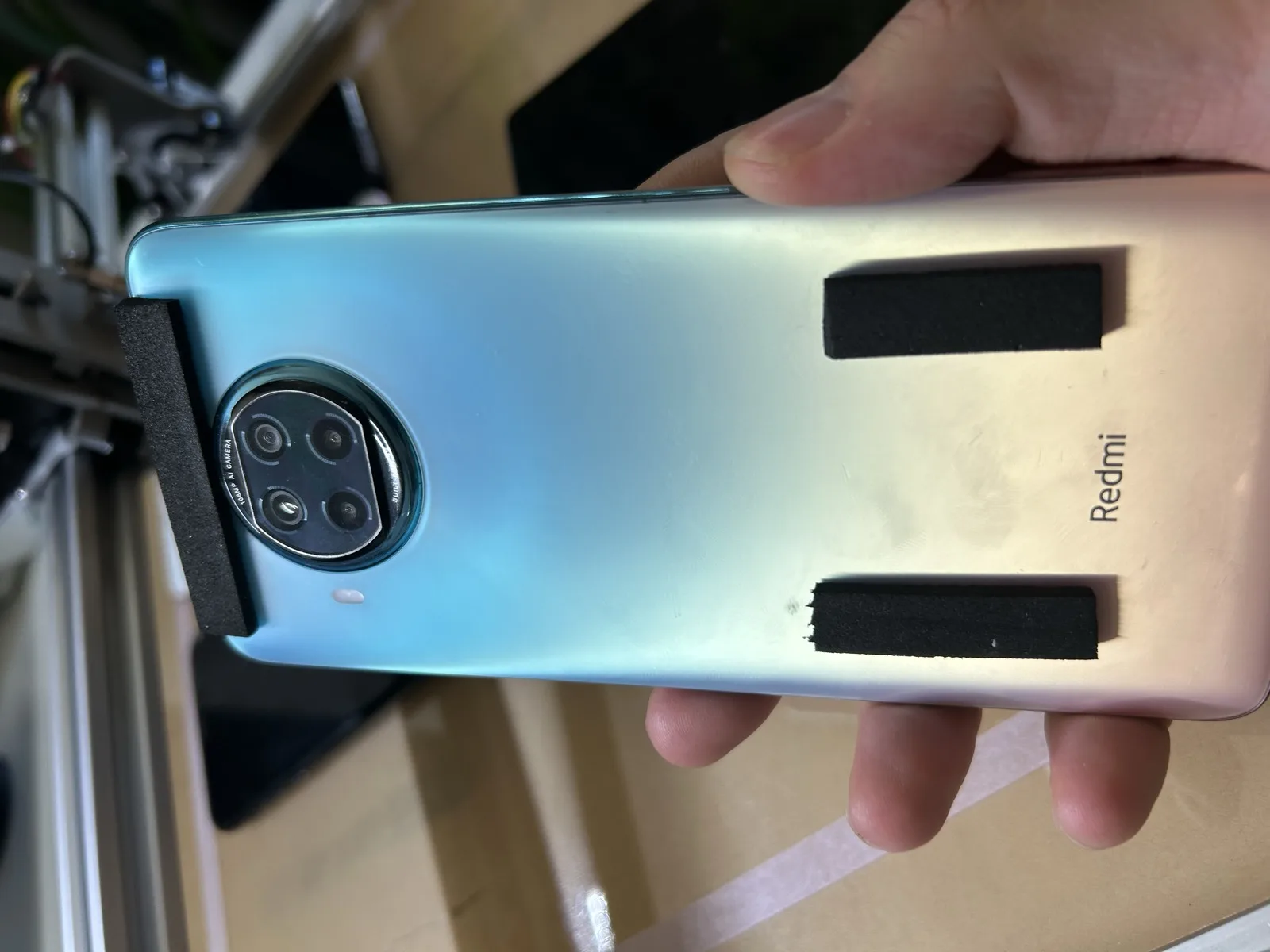 手机背面使用 5mm 双面胶条避开并找平摄像头